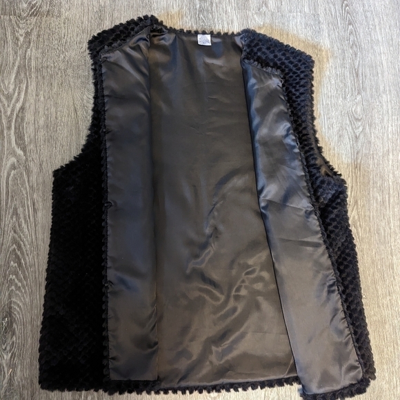 Woman's Black Faux Fur/Plush Vest- One Size - Picture 5 of 8